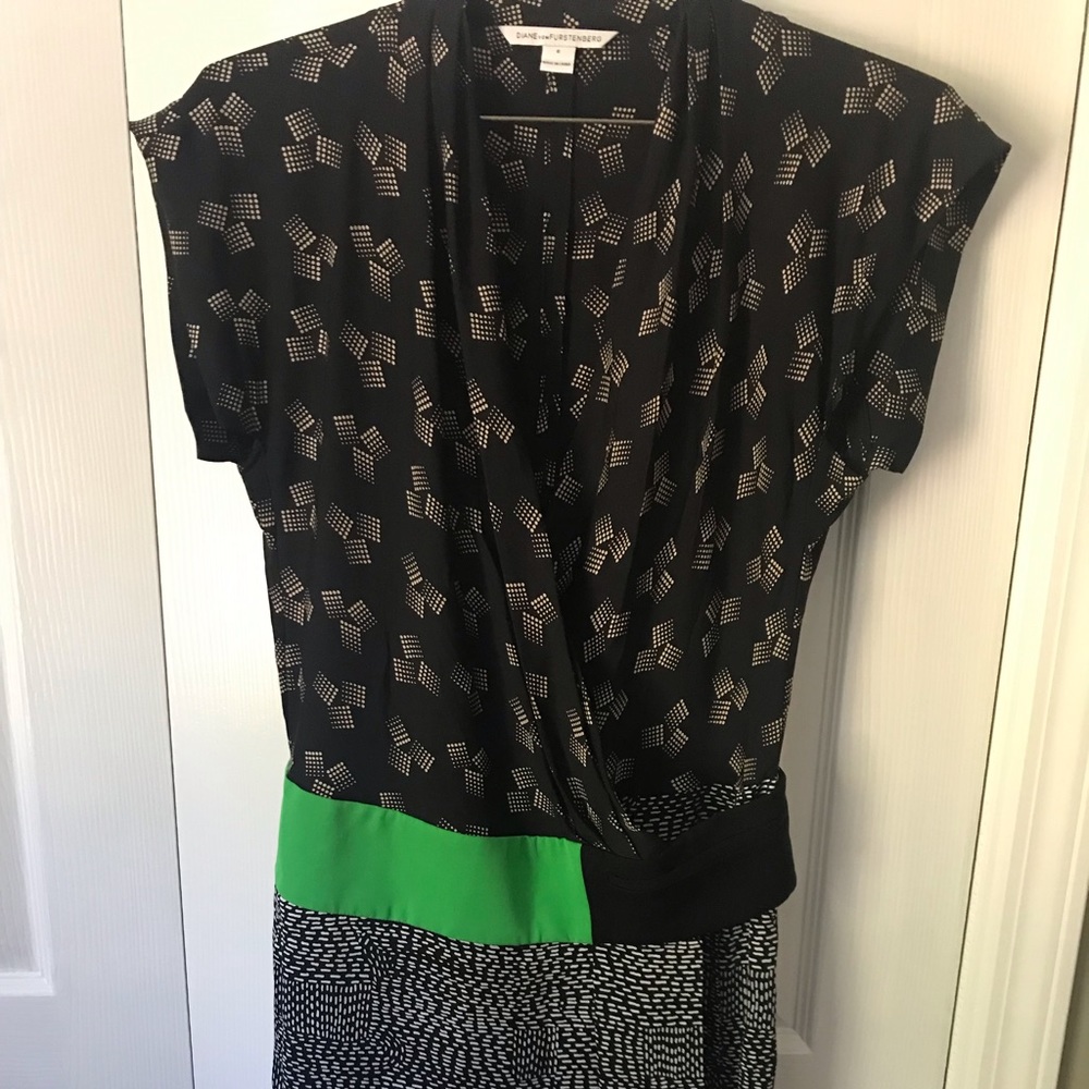 Diane Von Furstenberg wrap silk dress. Size 6